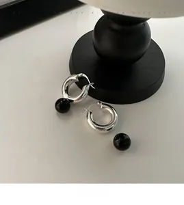 Détail du poinçon S925 sur la boucle d'oreille en argent et agate noire de style vintage