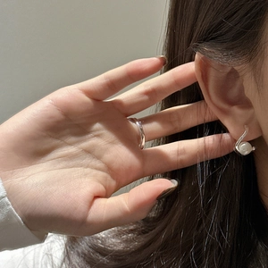 Boucles d'oreilles en argent S925 avec perles et bague minimaliste sur un modèle