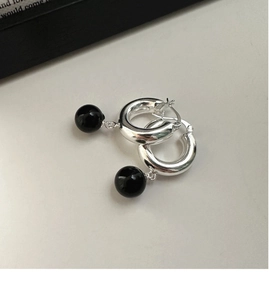 Vue détaillée de créoles en argent 925 avec perles d'onyx noires rondes au style chic