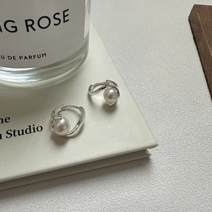 Boucles d'oreilles élégantes en argent S925 avec perles blanches et design torsadé