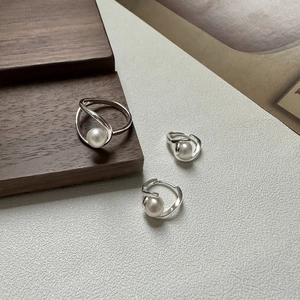 Ensemble bague et boucles d'oreilles perles en argent S925 au design minimaliste