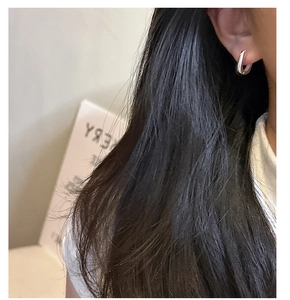 Vue détaillée de boucles d'oreilles carrées en argent S925 portées pour un style minimaliste