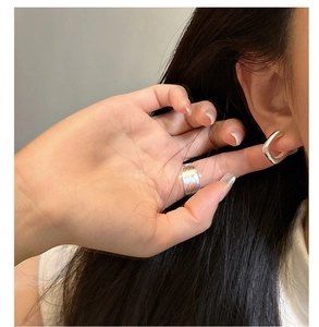 Gros plan sur la manchette d'oreille minimaliste en argent S925 et la bague mate