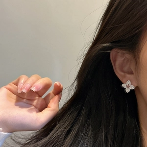 Élégantes boucles d'oreilles fleurs à quatre pétales en argent S925 sur l'oreille