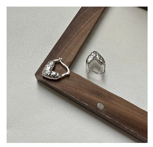 Vue détaillée de boucles d'oreilles cœur en argent S925 avec texture lave unique