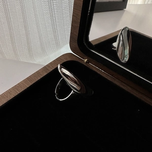 Minimalist S925 sterling silver curved oval open ring with a polished mirror finish