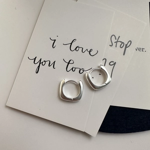 Boucles d'Oreilles Créoles Carrées Mates en Argent Sterling S925 pour Femmes Boucles d'Oreilles Huggie Géométriques Minimalistes