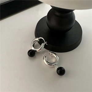 Boucles d'oreilles créoles en argent 925 onyx noir au design circulaire poli minimaliste