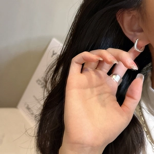 Boucles d'oreilles carrées en argent S925 dépoli et bague large sur un mannequin