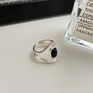 Minimalist S925 sterling silver wide ring featuring an oval black onyx gemstone