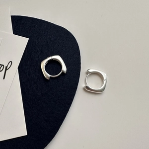 Créoles carrées minimalistes en argent sterling S925 avec finition mate brossée pour femme