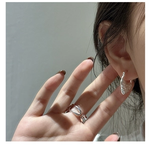 Vue détaillée de la bague et de la boucle d'oreille en argent à texture métal liquide