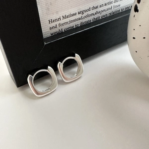 Créoles carrées en argent sterling S925 avec finition polie sur fond artistique