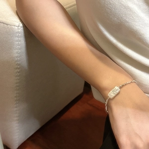 925 sterling silver chain bracelet featuring a rectangular baroque pearl accent charm