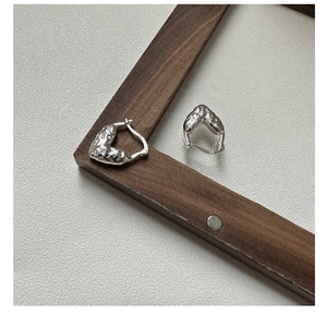 Gros plan de créoles en argent sterling S925 avec un design unique à texture de lave