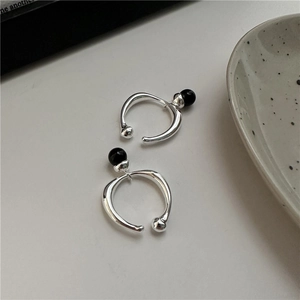 Minimalist 925 sterling silver open ring featuring a polished black onyx round bead detail