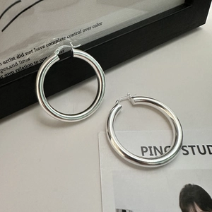 Polished S925 sterling silver hoop earrings with minimalist modern high-gloss finish
