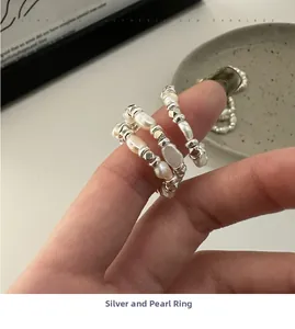 Détail d'une bague en perles d'argent S925 avec perles baroques et billes d'argent