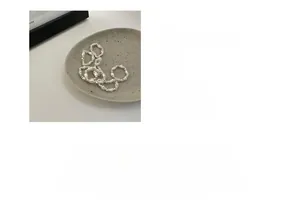 Détail de la bague élastique en perles d'argent S925 et perle baroque de haute qualité