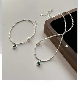 Détails de bracelets en argent S925 avec zircon vert émeraude et perles naturelles