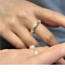 Détail de bagues en perles d'argent S925 avec perles baroques sur la main