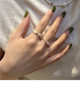 Détail de la bague en argent S925 et du collier en perles baroques pour femmes