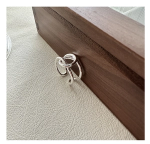 Détail d'une bague multicouche en argent sterling S925 sur un coffret en bois sombre