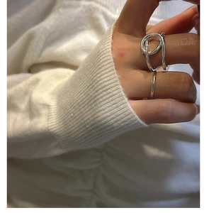 Détail de bagues empilables minimalistes en argent S925 avec design torsadé et lisse