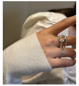 Gros plan sur une bague nouée en argent S925 style minimaliste avec un anneau fin
