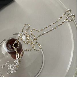 Détail du collier bicolore en argent sterling S925 avec fermoir mousqueton et poinçon S925