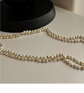 Détail du collier en argent S925 avec perles facettées bicolores or et argent poli
