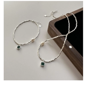Détail de l'ensemble bracelet et collier en argent S925 serti de zircons verts
