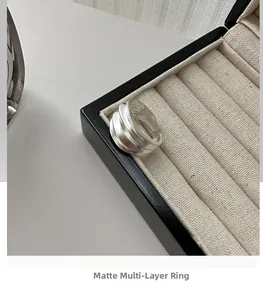 Gros plan détaillé d'une bague multicouche en argent 925 avec finition mate dépolie