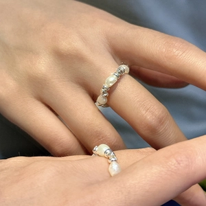 Bagues artisanales en perles d'argent S925 et perles baroques sur fil élastique