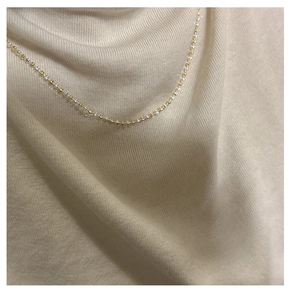 Détail du collier minimaliste en argent sterling S925 avec finition bicolore or et argent