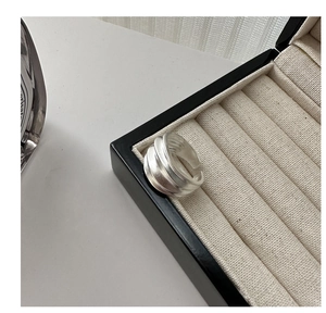 Détail d'une bague ouverte multicouche nervurée en argent S925 dans son écrin à bijoux