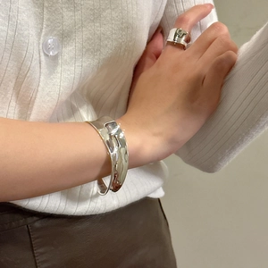Minimalist S925 sterling silver liquid-style open bangle and wide matching ring set