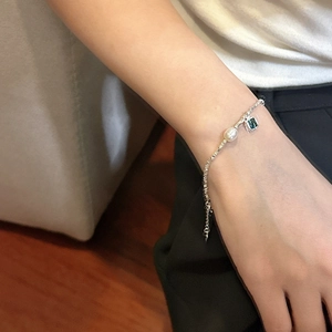 Bracelet en argent S925 avec une perle blanche et un pendentif rectangulaire vert émeraude