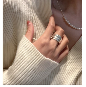 Détail de la bague multicouche en argent sterling S925 avec texture mate et design à vagues