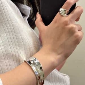Minimalist S925 sterling silver curved ring and liquid metal textured wide bangle set