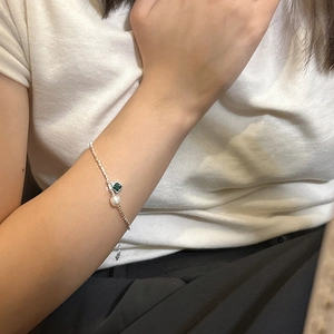 Bracelet élégant en argent sterling S925 avec zircon vert et perle blanche sur le poignet