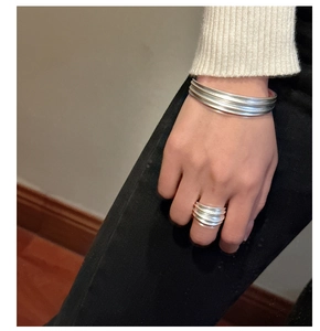Détail de l'ensemble bague et bracelet ondulé en argent S925 avec finition brossée