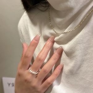 Collier minimaliste en argent S925 et bague en perles tissées sur un mannequin