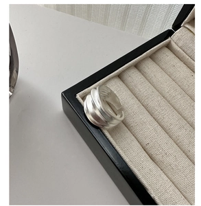 Vue détaillée d'une bague ouverte argentée à trois couches ondulées minimaliste