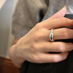 Minimalist 925 sterling silver ring featuring a delicate engraved star pattern for women