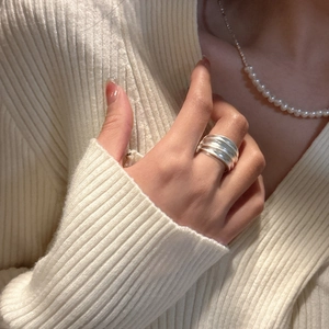 Bague large vagues en argent sterling S925 mat portée au doigt par un mannequin