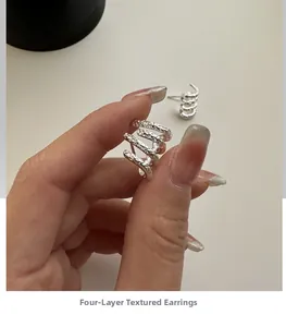 Makroaufnahme der vierschichtigen S925-Sterlingsilber-Spiralohrringe mit Struktur