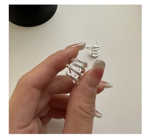 Nahaufnahme von S925 Sterling Silber Mehrschicht-Spiralohrringen mit Hammerschlag-Textur