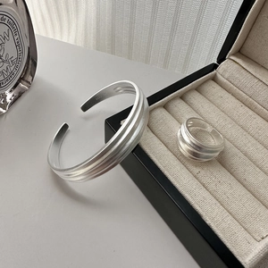 Parure de bijoux en argent S925 avec bracelet ouvert mat et bague assortie chic