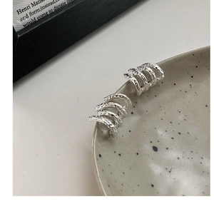 Detail von S925 Sterling Silber Mehrschicht-Ohrklemme mit gehämmerter Textur-Oberfläche
